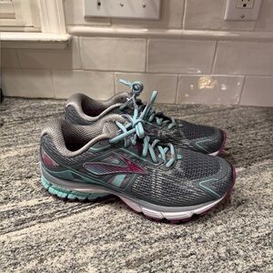 Women’s Brooks Ravenna 6 Size 9